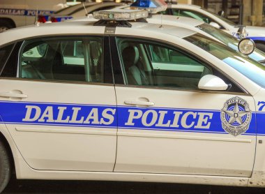 Dallas polis devriye arabası şehir merkezinde Park