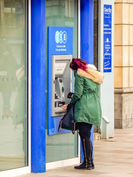 Cardiff Walia Marzec 2019 Osoba Wycofując Gotówkę Bankomat Poza Oddział — Zdjęcie stockowe