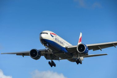 Londra, Ingiltere-Kasım 2018: British Airways Boeing 777 Londra Heathrow Havaalanı 'na son yaklaşımda uzun mesafeli hava gemisi.