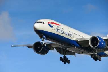 Londra, Ingiltere-Kasım 2018: British Airways Boeing 777 Londra Heathrow Havaalanı 'na son yaklaşımda uzun mesafeli hava gemisi.