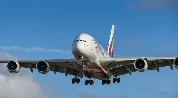 2018 에미레이트 항공에 A380 히드로 공항에 착륙을 Apporach에 장거리 여객기 — 스톡 사진