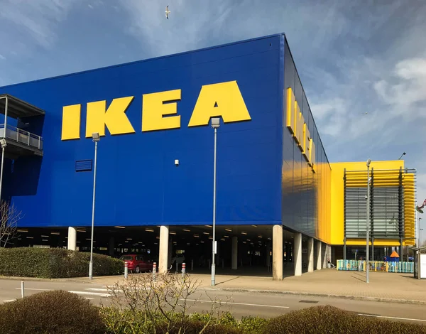 Крупный Логотип Ikea Обширной Территории Магазина Кардиффе Уэльс — стоковое фото