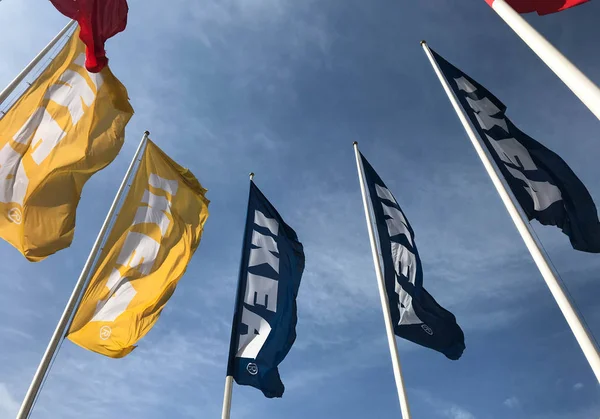 IKEA bir şube dışında bayraklar