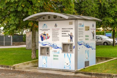 Garda, Italya-Eylül 2018: Garda Gölü üzerinde Garda eteklerinde bir topluluk dolum noktasından taze su erişimi.