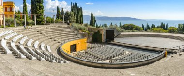 Gardone Riviera, Italya-Eylül 2018: Gardone Rivierası 'ndaki Vittoriale Degli Italiani bahçeleri gerekçesiyle amfitiyatro panoramik manzarası.