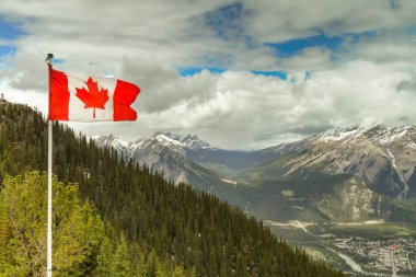 Banff, AB, Kanada-Haziran 2018: Kanada 'nın Ulusal bayrağı, Maple Leaf, Banff kükürt Dağı 'nın tepesinde gözcü noktasında uçan.