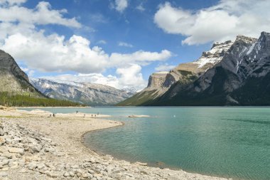 Banff, Ab, Kanada - Haziran 2018: Lake Minnewanka Banff yakınındaki doğal görünümünü.
