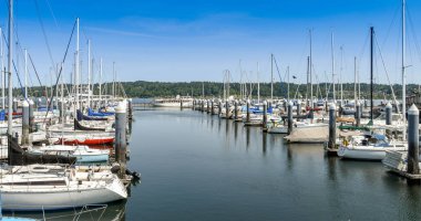 Bremerton, Washington State, ABD-Haziran 2018: Bremerton, WA limanındaki teknelerin manzaralı görünümü.