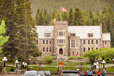 Banff, AB, Kanada-Haziran 2018: Banff Park Yönetim Binası.