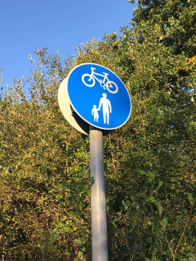 Pontypridd, Galler-Ekim 2018: bir yolun bisikletçiler ve aileler tarafından paylaşılmadığını gösteren yuvarlak metal tabela