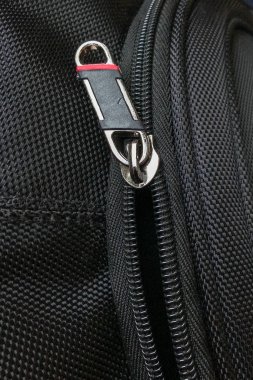 Cardiff, Galler-Ekim 2018: siyah bir sırt çantası üzerinde fermuar bağlantı noktası görünümü yakın.