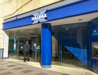Cardiff, Galler-Ekim 2018: Cardiff şehir merkezinde Halifax şubesinin dış görünümü. Bir müşteri dala giriyor.