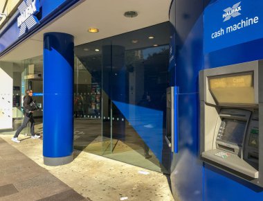 Cardiff, Galler-Ekim 2018: Cardiff şehir merkezinde Halifax şubesinin dış görünümü. Bir müşteri dala giriyor.