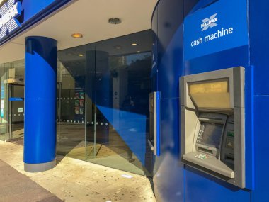 Cardiff, Galler-Ekim 2018: Cardiff şehir merkezinde, ön planda bir nakit makinesi ile Halifax şube dış görünümü.