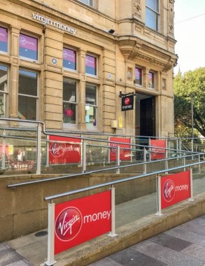 Cardiff, Galler-Ekim 2018: Cardiff şehir merkezinde bakire para şubesinin dış görünümü.