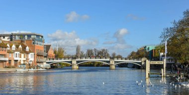 Windsor, Ingiltere-Kasım 2018: Windsor Thames Nehri manzaralı geniş açı görünümü.