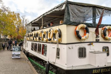 Thames Nehri, Windsor, Ingiltere-Kasım 2018: Thames Nehri üzerinde bir Cruise sonra Windsor Riverside kalkış noktasına dönen turist nehir teknesi.