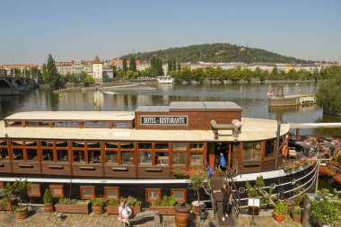 Prag, Çek Cumhuriyeti - Ağustos 2018: Sitkov Su Kulesi'nin yanında, Prag'ın merkezinde, Vltava Nehri üzerinde demirli yüzen 