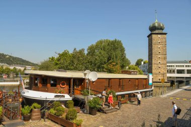 Prag, Çek Cumhuriyeti - Ağustos 2018: Sitkov Su Kulesi'nin yanında Prag'ın merkezinde, Vltava Nehri üzerinde demirli yüzen 