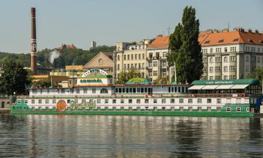 Prag, Çek Cumhuriyeti - Ağustos 2018: Prag'da Vltava Nehri üzerinde yüzen otel 