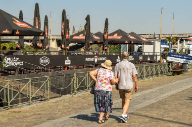 Prag, Çek Cumhuriyeti- Ağustos 2018: Prag'ın merkezinde, Vltava Nehri kıyısında yürüyen insanlar 
