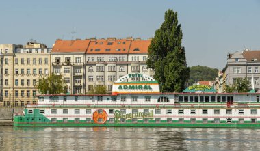 Prag, Çek Cumhuriyeti- Ağustos 2018: Prag'ın merkezinde Rover Vltava'da demirlemiş yüzen otel Amiral 