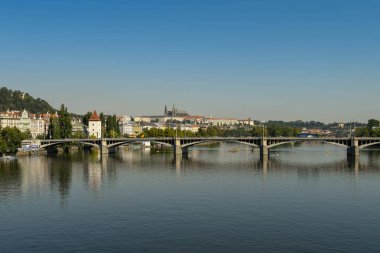 Prag, Çek Cumhuriyeti - Ağustos 2018: Prag'daki Vltava Nehri üzerindeki köprülerden biri