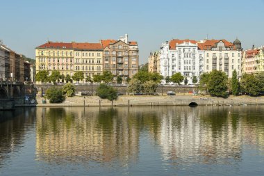 Prag, Çek Cumhuriyeti - Ağustos 2018: Prag'da Vltava Nehri'nin kenarındaki binalar