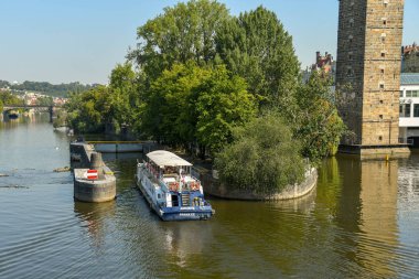 Prag, Çek Cumhuriyeti - Ağustos 2018: Prag'da Vltava Nehri'ne kilitlenen turist gezi teknesi