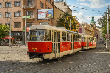 Prag, Çek Cumhuriyeti- Ağustos 2018: Prag'ın merkezindeki bir sokakta elektrikli tramvay 