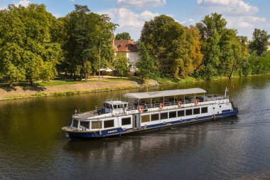 Prag, Çek Cumhuriyeti - Ağustos 2018: Prag'da Vltava Nehri üzerinde turistik gezi teknesi 