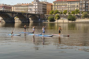 Prag, Çek Cumhuriyeti- Ağustos 2018: Prag'ın merkezinde, Vltava Nehri'nde kürek çeken insanlar 