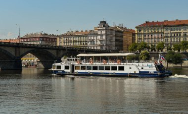 Prag, Çek Cumhuriyeti - Ağustos 2018: Prag'ın merkezinde, Vltava Nehri üzerinde turistik gezi teknesi
