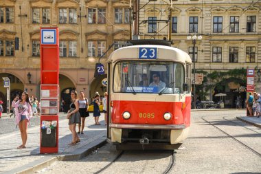 Prag, Çek Cumhuriyeti - Ağustos 2018: Prag'ın merkezinde tramvay durağında bulunanlar.