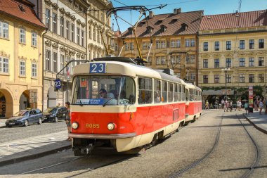Prag, Çek Cumhuriyeti - Ağustos 2018: Prag'ın merkezinde vintage tramvay.