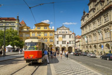Prag, Çek Cumhuriyeti - Ağustos 2018: Prag'ın merkezinde tramvaya binen insanlar.