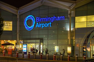 Birmingham Uluslararası Havaalanı, İngiltere - Eylül 2018: Birmingham Uluslararası Havaalanı terminal binasının dışında ışıklı tabela.