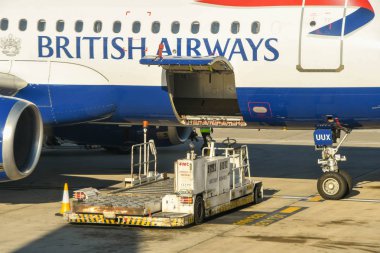 Londra Heathrow Havaalanı, İngiltere - Eylül 2018: Hava taşımacılığı Heathrow Havaalanı'nda bir British Airways jetinin kargo ambarına yükleniyor.