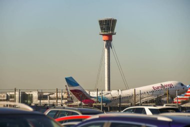 London Heathrow Airport, İngiltere - Eylül 2018: Arka planda kontrol kulesi olan Londra Heathrow Havaalanı'ndan kalkan Eurowings jeti.
