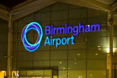 Birmingham Uluslararası Havaalanı, İngiltere - Eylül 2018: Birmingham Uluslararası Havaalanı terminal binasının dışında ışıklı tabela.
