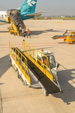 Verona, İtalya - Eylül 2018: Verona havaalanında bagaj konveyör bantlı araç.