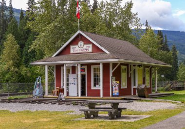 Craigellachie, British Columbia, Kanada - Haziran 2018: Kanada Pasifik Demiryolu'nu tamamlamak için son demir çivisinin piste çekiçlendiği sitedeki hediyelik eşya dükkanı