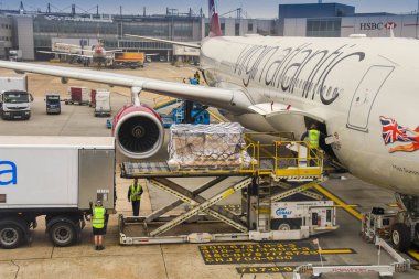 Londra, İngiltere - Haziran 2018: Heathrow yakınlarındaki Bath Road'da hız kazasını geçen araç, otomobilin hareketini bulanıklaştırmak için kullanılan yavaş deklanşör hızına sahip.