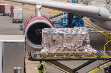 Londra, İngiltere - Haziran 2018: Heathrow yakınlarındaki Bath Road'da hız kazasını geçen araç, otomobilin hareketini bulanıklaştırmak için kullanılan yavaş deklanşör hızına sahip.