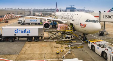 Londra, İngiltere - Haziran 2018: Heathrow yakınlarındaki Bath Road'da hız kazasını geçen araç, otomobilin hareketini bulanıklaştırmak için kullanılan yavaş deklanşör hızına sahip.