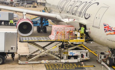 Londra, İngiltere - Haziran 2018: Heathrow yakınlarındaki Bath Road'da hız kazasını geçen araç, otomobilin hareketini bulanıklaştırmak için kullanılan yavaş deklanşör hızına sahip.