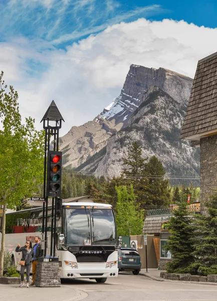 Banff Canada Juni 2018 Tour Bus Geparkeerd Een Zijstraat Banff — Stockfoto