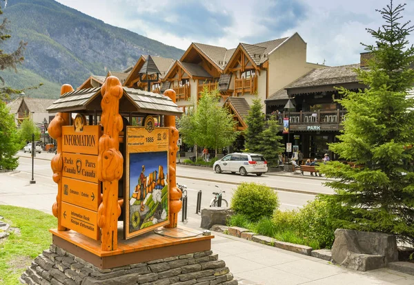Banff, AB, Kanada-Haziran 2018: Banff şehir merkezinde ahşap oyma ile turist bilgi merkezi dışında Banff Milli Parkı için büyük işaret.
