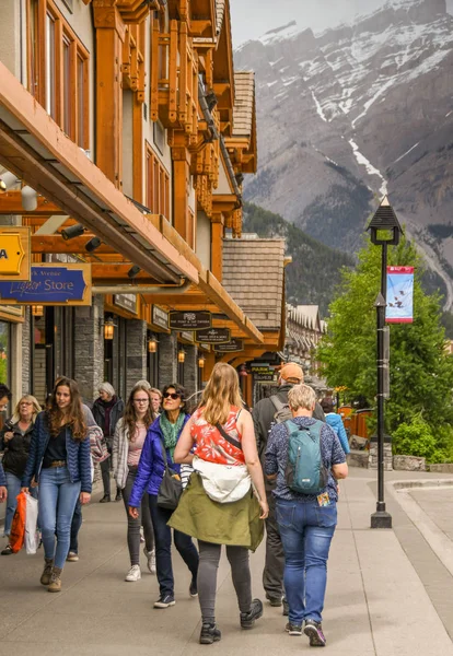 Banff Canadá Junio 2018 Turistas Paseando Por Las Tiendas Del — Foto de Stock