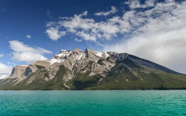 Banff Kanada Czerwiec 2018 Malowniczy Widok Ośnieżone Szczyty Górskie Otaczające — Zdjęcie stockowe